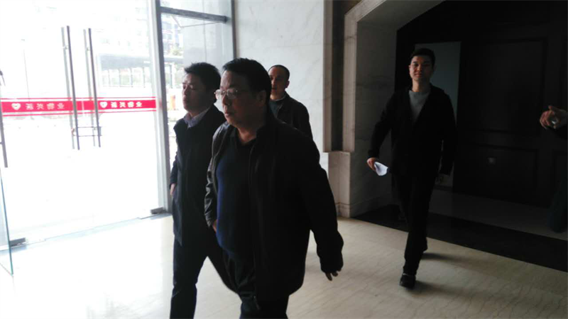 集團公司總經理萬先逵、副總經理周志宏一行親臨利民佳苑小區(qū)現場指導工作